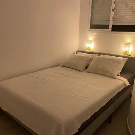 Ground Floor Apartment- 2 Bedrooms - 450 Meters From The דירה *